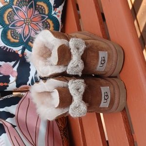 Girls Ugg tan short boot bow back sz 2